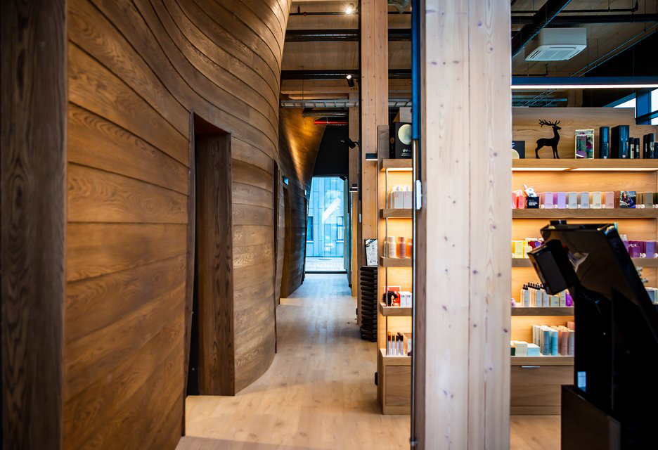 Photo along the wall installation, showing the wave-like form and wooden texture. Photo: Tove Lise Mossestad / Vill Mer