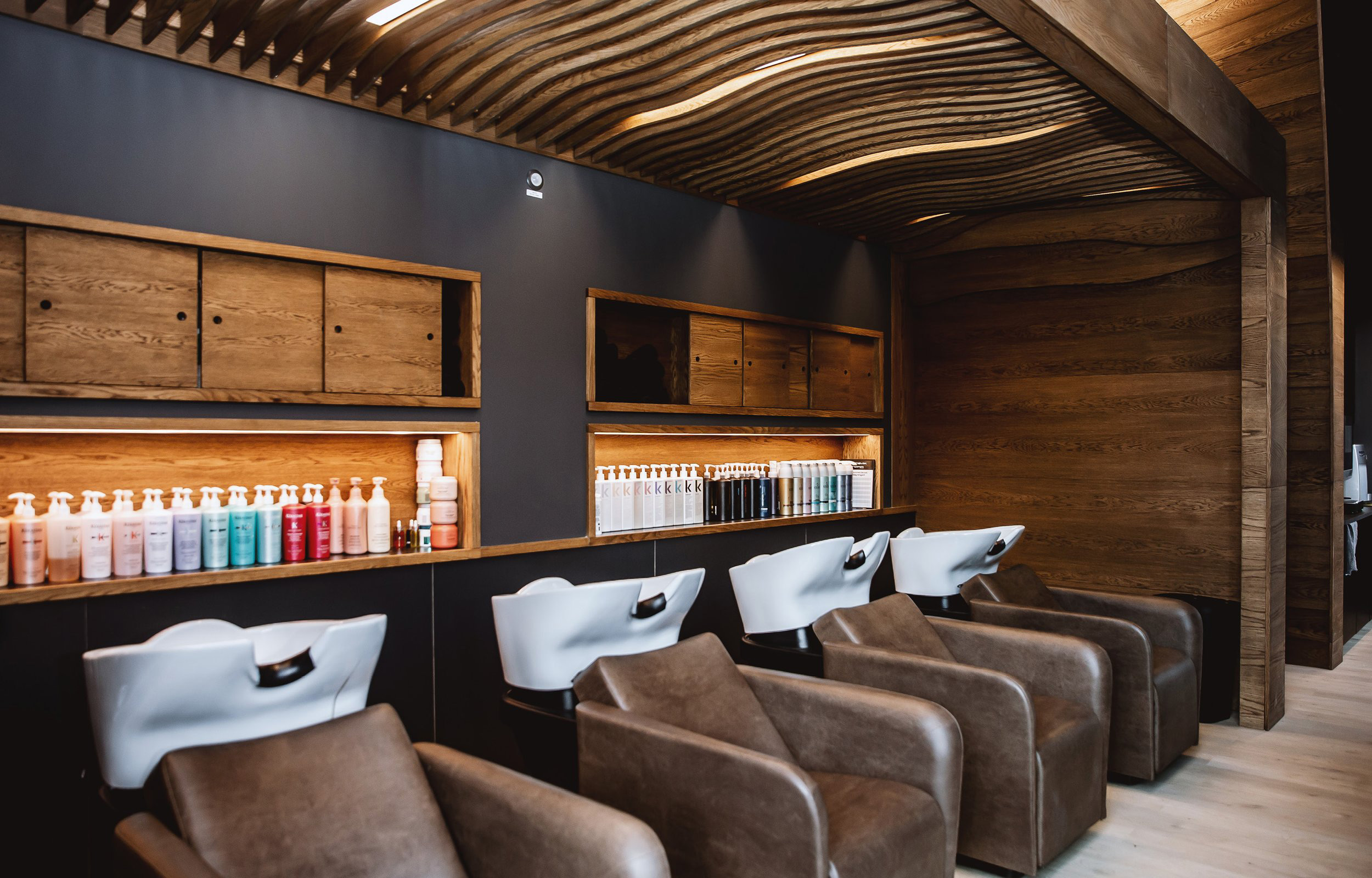 Photo of the alcove, showing the wooden texture and lighting. Photo: Tove Lise Mossestad / Vill Mer